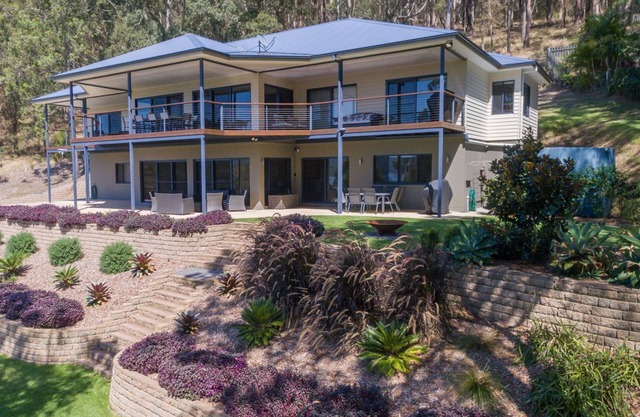 The Lake Retreat - southern shores of Smiths Lake