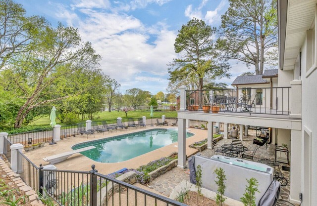 The Lakehouse- pool, hot tub, lakefront