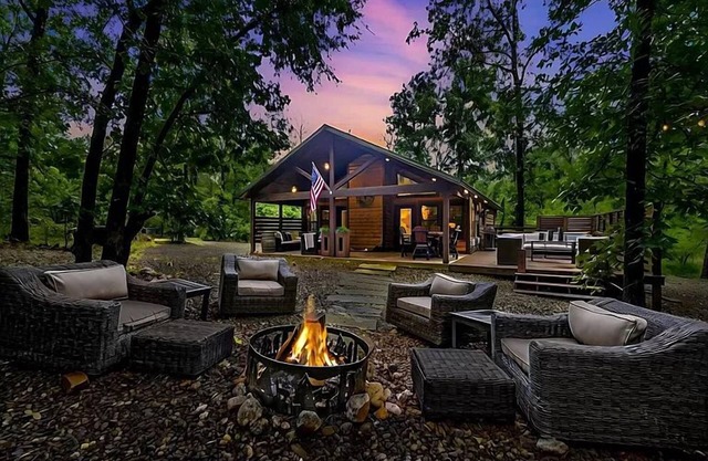 THE LANDING is a Well Appointed Cabin! Perfect location!