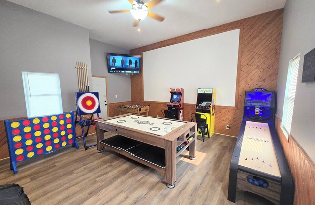 The Lasalle Lounger. Full game room! King beds. Walk to downtown.