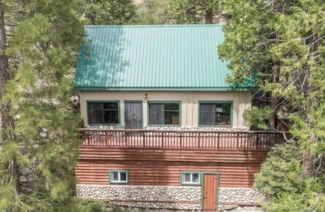 The Lazy Lady. A cozy cabin retreat with beautiful views close to town.