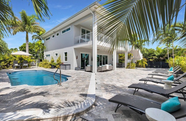 The Lazy Manatee -Private Pool, 80’ Dockage, Foosball, 4 King Bedrooms & 1-Min Drive to Beach!