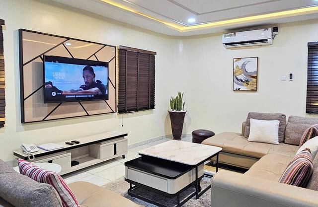 The Leneade - Plush Apt. 2 at City Centre/Wuse 2