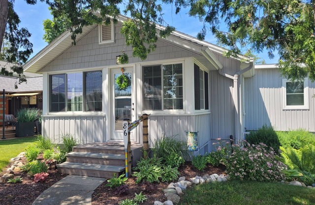 The Lily Pad on Benzie Blvd. - Super Cute and Great Location! Central Air Conditioning!