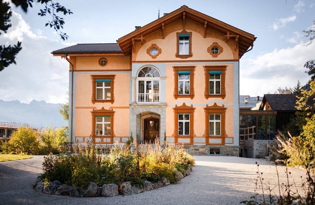 The listed Villa Klainguti is located in the middle of the Upper Engadine villag