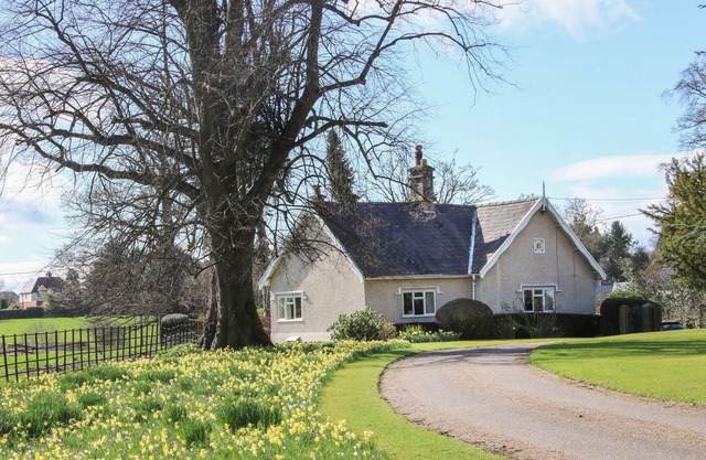 THE LODGE, family friendly, with open fire in Overton-On-Dee