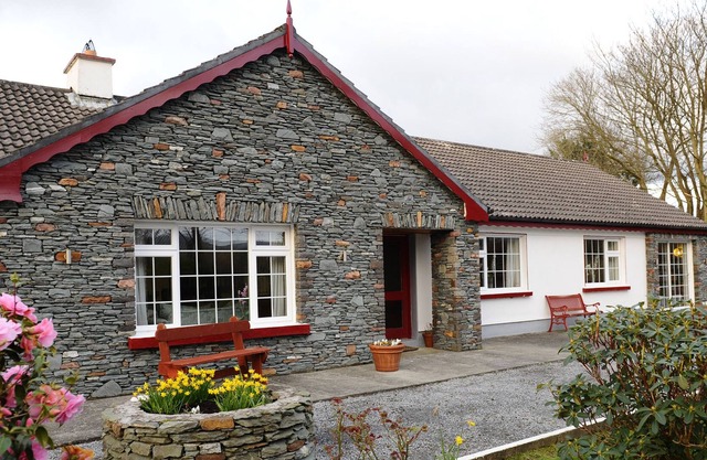 THE LODGE, pet friendly, with open fire in Beaufort, County Kerry