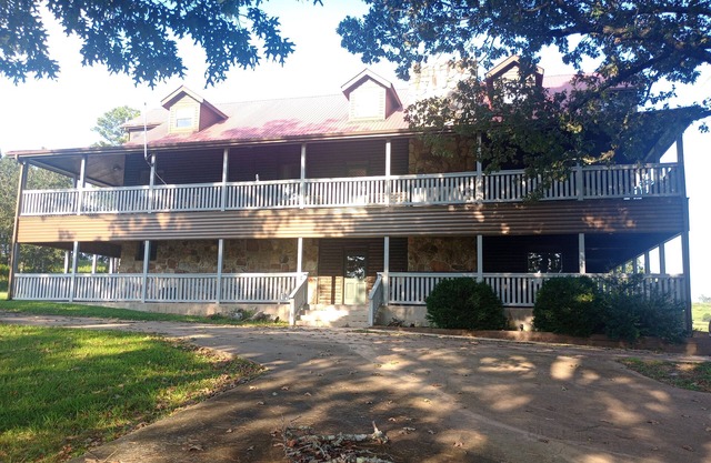 The Lodge @ Stormy Mountain Ranch Close drive to Emience and surrounding springs