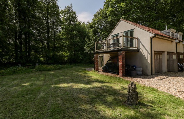 THE LOFT AT NORDRACH LODGE, pet friendly, with open fire in Blagdon