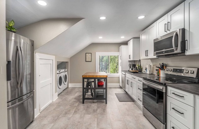 The Loft on 13th~Modern & Cozy!