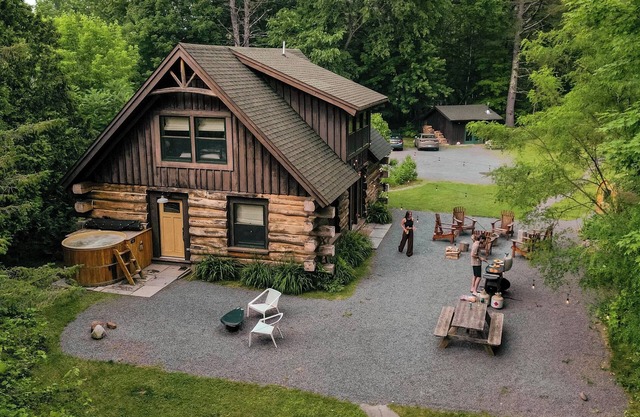 The Log Cabin at Warner's Camp: Hot Tub, Sauna & Swimming Hole