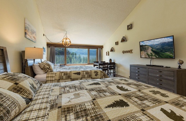 The Lookout (#406) | 10 min to Ski, Golf, AC/Pool/Hot Tub - High Ceilings