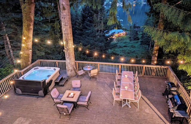“The Lookout Lodge” Lake Sutherland house with private hot tub