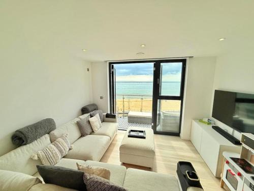 The Lookout-Sea Views-Balcony-Free parking