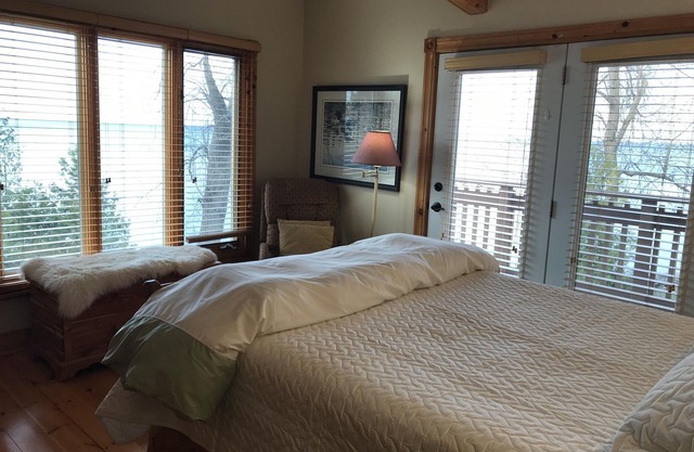 “The Loons” Waterfront Cottage with Private Beach on Georgian Bay! Pet friendly
