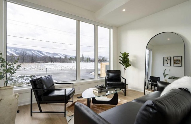 The Luxury Black Rose Chalet at The Blue Mountains for 20