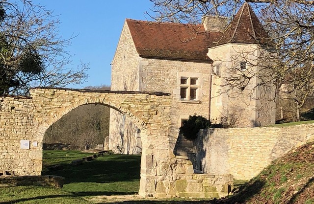 The Manoir de Pimelles is located in Burgundy 2h15 from Paris