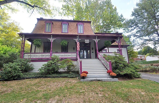 The Manor - historic mansion, covered porch, wifi, walk to everything, king bed