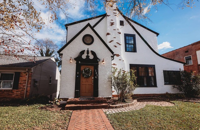 The Marshall House- 1920's Charm close to Averett & Casino