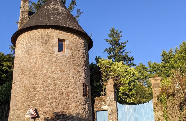 The medieval tower of the Château de la Carrée *