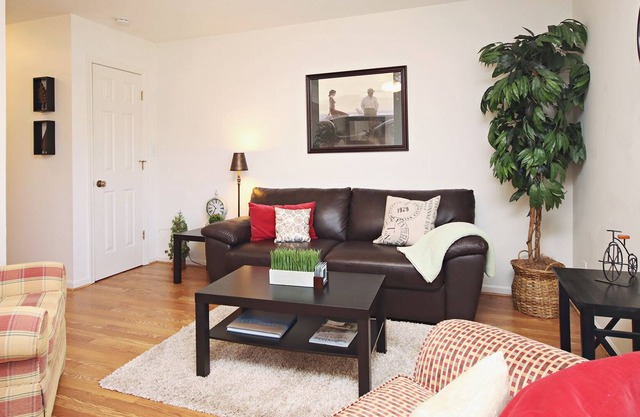 The Micah - 2 bedroom apt with private back deck.