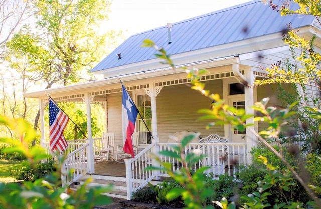 The Most 5 Star Reviews in Town ~ Circa 1900 ~ Private ~ Romantic ~ Pond ~ Fence