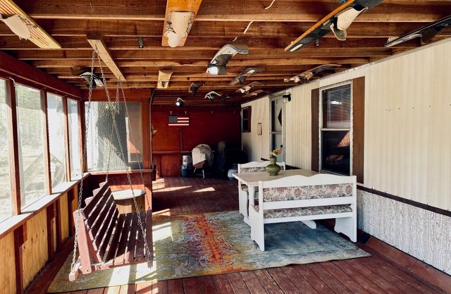 The Nest. A cozy lake house within walking distance of Lake Wappapello.