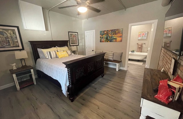 The Nest at Main Street Suites: Unique Apt in historic downtown Van Buren, AR