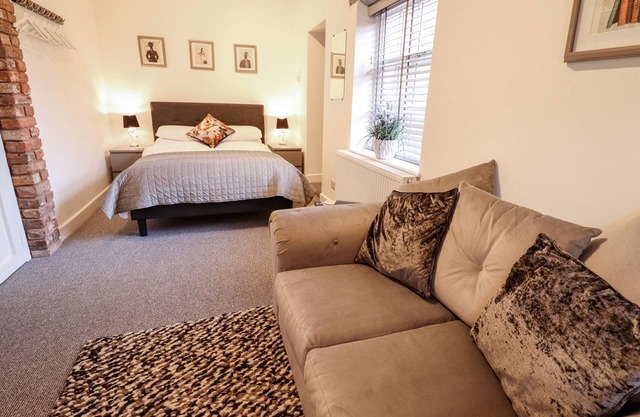 THE NEST, romantic, character holiday cottage in Bawtry
