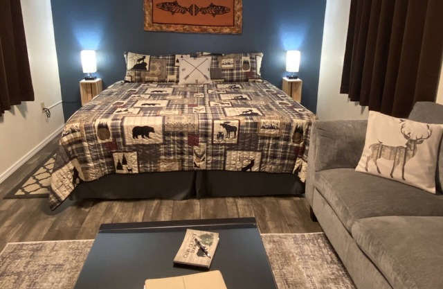 The Newly remodeled Kodiak Cabin! A Quiet Spot to Enjoy Alaska.