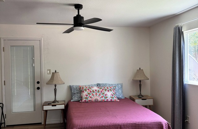 The Oak House with lake view. E. Tx , Tyler,Canton, Athens, areas. Private lake.