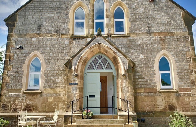 The Old Chapel Tideswell Peak District - 2 ensuite bedrooms- private parking