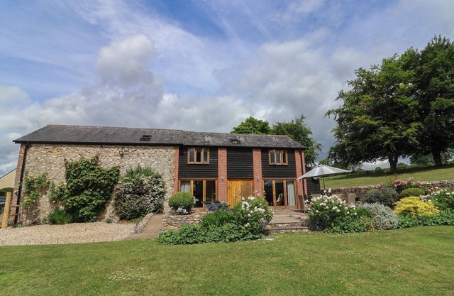 THE OLD LOG SHED, family friendly, luxury holiday cottage in Honiton