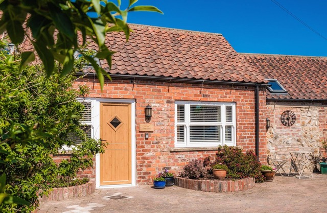 THE OLD MILKING PARLOUR, pet friendly in Skipsea