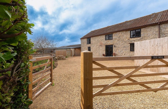 The Old Mill, a beautiful converted barn with hot tub | 4* Gold
