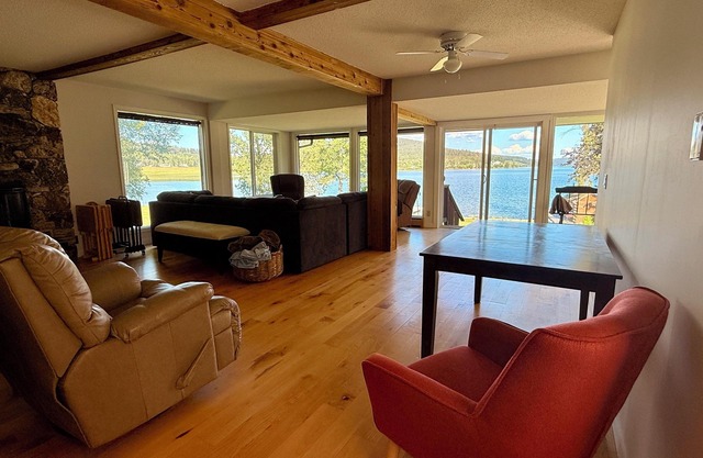 The Old Perry House - Lakefront Heritage Retreat