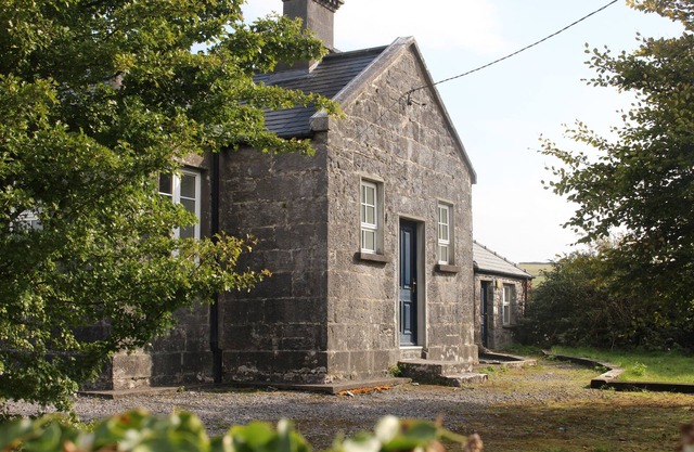 The Old Schoolhouse - sleeps 6 guests in 2 bedrooms
