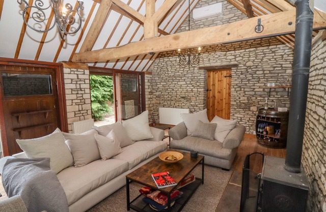 THE OLD STABLES, pet friendly, with open fire in Castle Combe