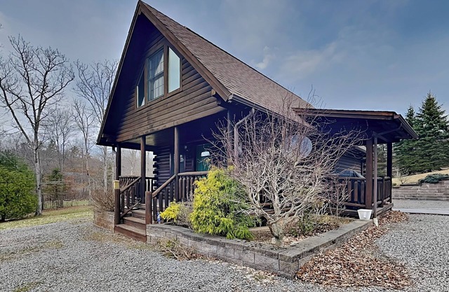 The Old World Chalet | Pet-friendly, Hot Tub, EV Charger