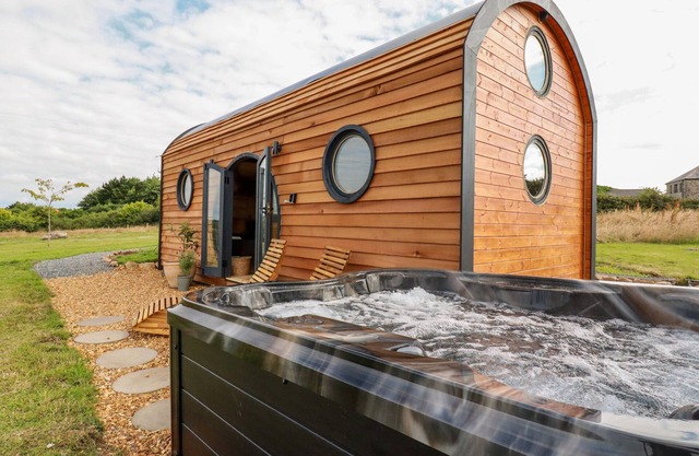 THE OLJU, pet friendly, character holiday cottage in Ponsanooth
