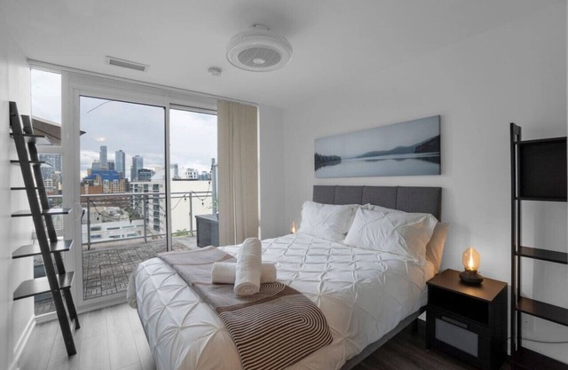 The Orient - Spectacular CN Tower Views