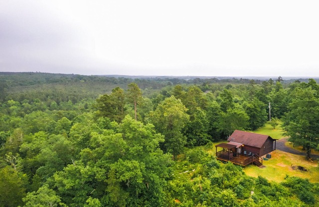The Ossi is a secluded couples cabin with panoramic mountain and sunset views!