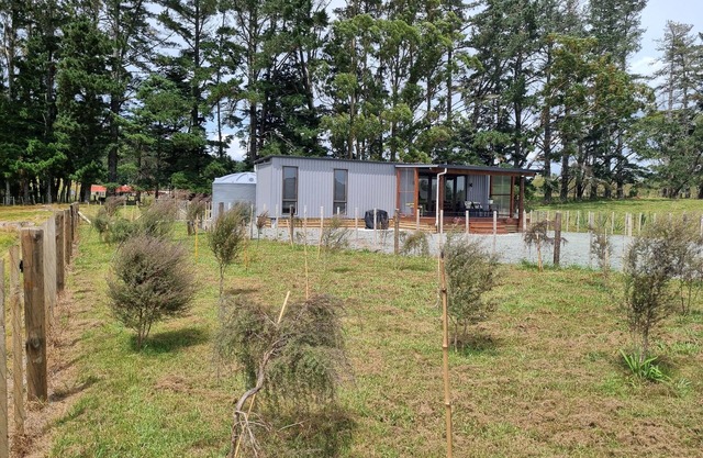 The Paddock House, walk to swimming hole, near beaches, cafes & restaurants.