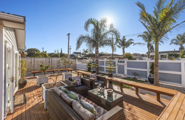The Palm Retreat - Orewa Holiday Home