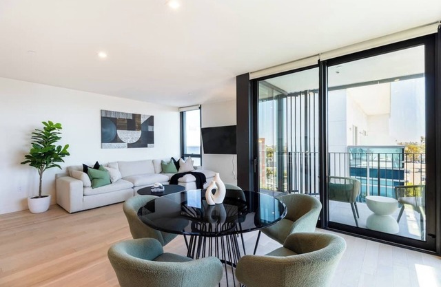 The Pearl Coast Luxury 2BR Santa Monica Escape – Rooftop Pool, Gym & Sauna