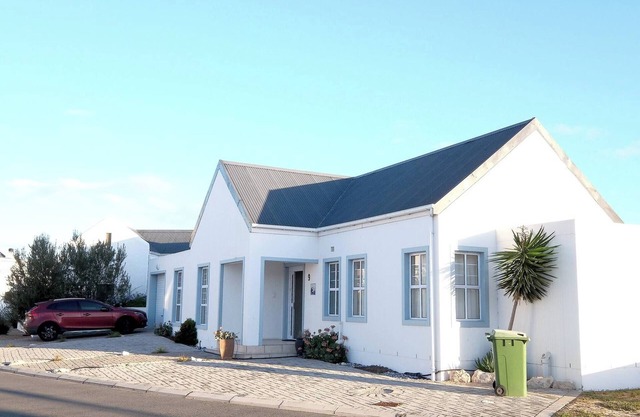 The Pelican - Stunning 3-Bedroom Holiday Home in Langebaan