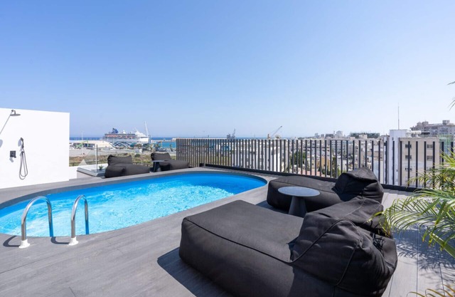 The Penthouse: 3BR Seaview-Private Pool in Larnaca