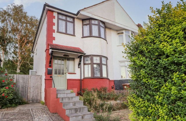 THE PERCH, family friendly, character holiday cottage in Bexley