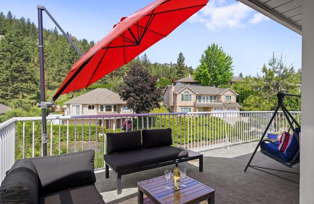 The Perfect Kelowna Getaway + Hot tub+2 Fireplaces