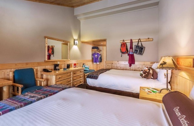 The Perfect Nature Retreat! Dining Options, Bar, and Parking Included!